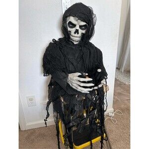 Halloween creepy hanging skull gray with lighting eyes and scary different sound